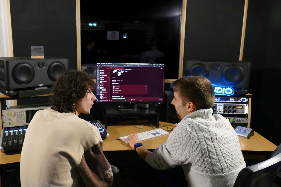 Deux ingénieurs du son au studio UGOP