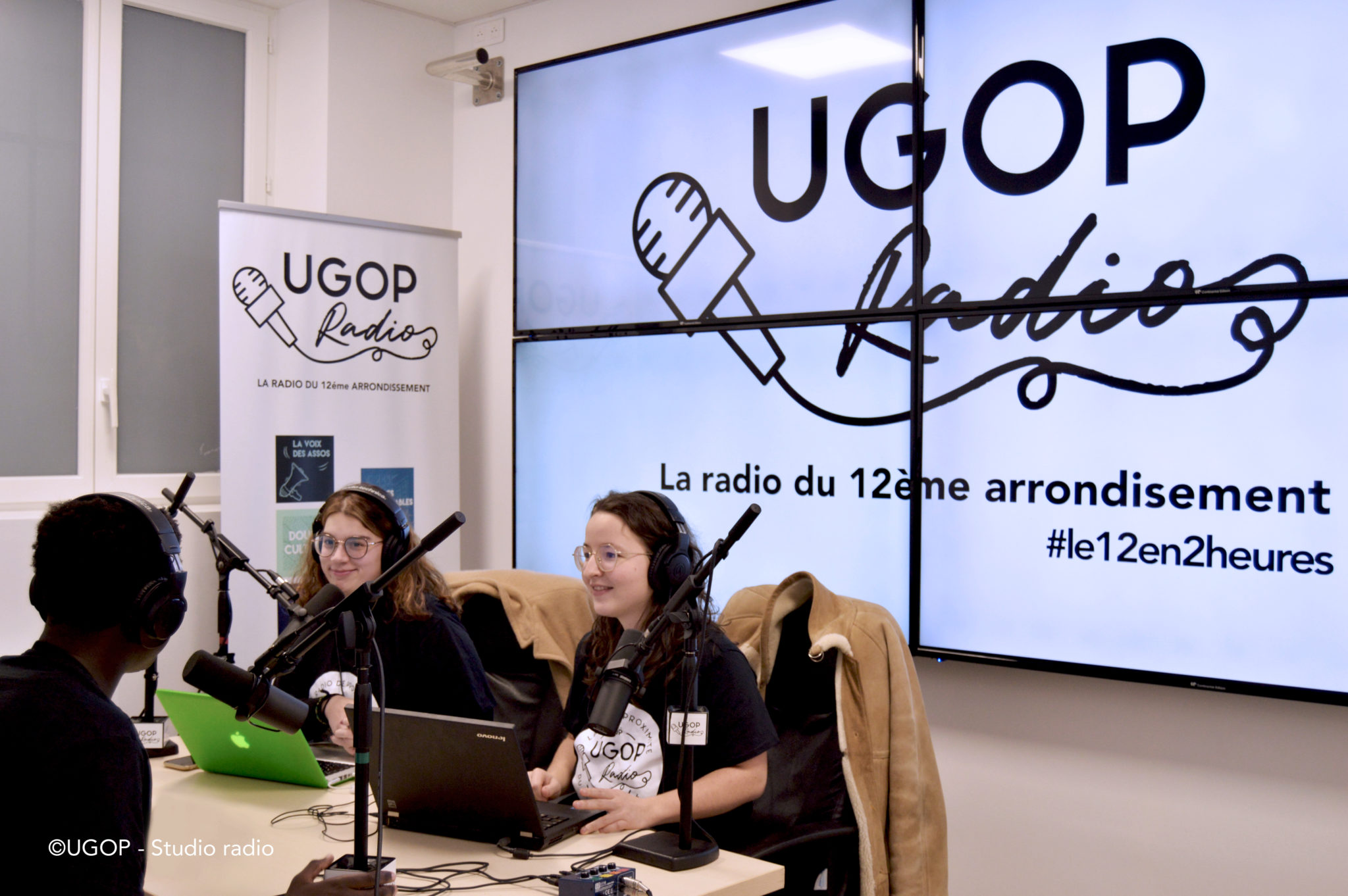 Jeunes en atelier radio dans le studio UGOP à Paris